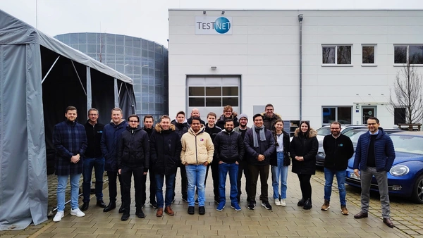 Gruppenbild Masterstudierende auf dem Hof von TesTneT