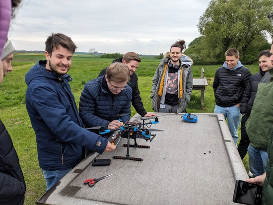 FFI Studierende mit Drohne 