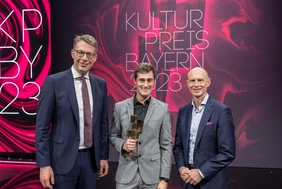 Beaming winner: Christian Fischer (center) is delighted to receive the Bavarian Culture Prize (Photo: Bayernwerk).