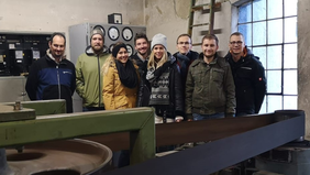 [Translate to English:] Gruppenfoto der Studierenden mit Professor in einem Wasserkraftwerk.