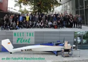 Gruppenbild Luftfahrttechniker mit Flugzeug davor 