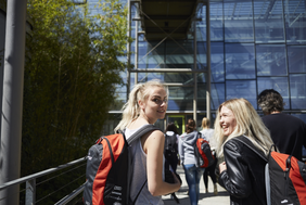 Studierende vor der Aula, außen