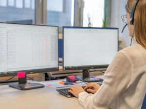 Frau im Büro am Arbeiten